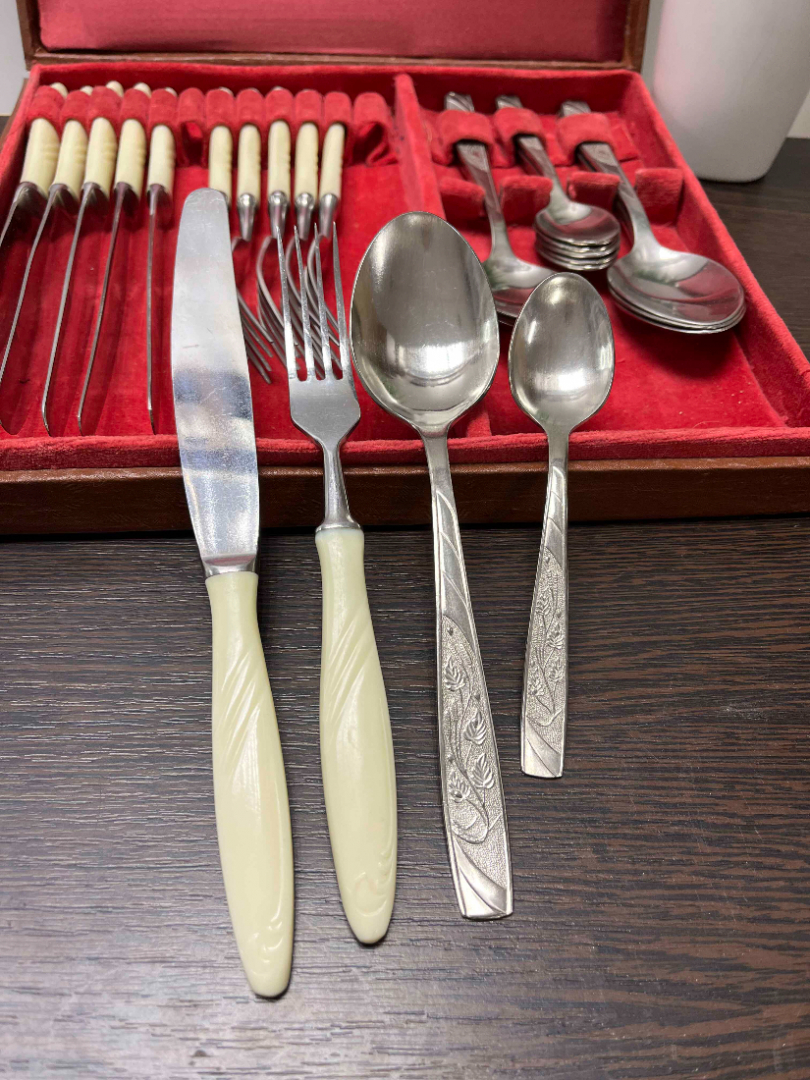 Набор столовых приборов в кофре. Вилки и ножи с карболитовыми ручками. Нерж сталь. Цена за 24пр. Картинка 2